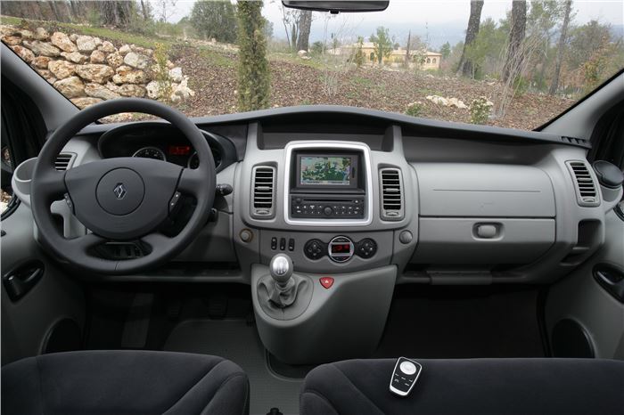Ren%20Trafic%202010%20dash%20700.jpg