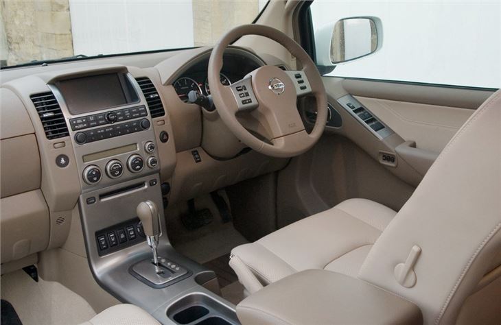 2005 Nissan pathfinder interior space #2