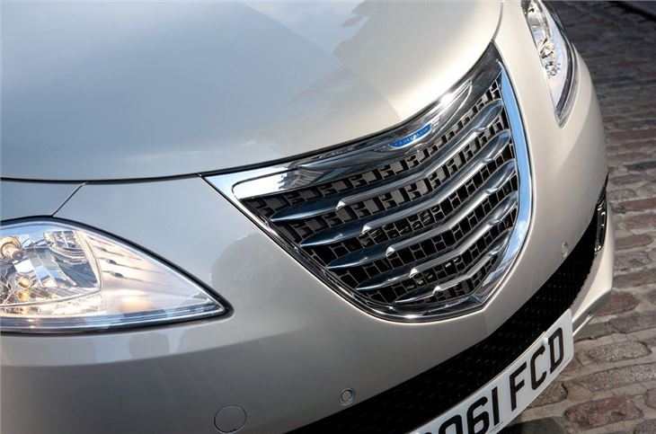 Chrysler ypsilon review 2012