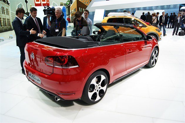 In the cabin the Golf GTI Cabriolet features traditional tartan upholstery