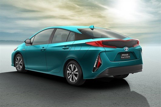 2017_Toyota _Prius _Prime _02