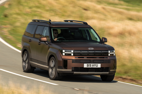 Hyunda Santa Fe dynamic front three-quarter