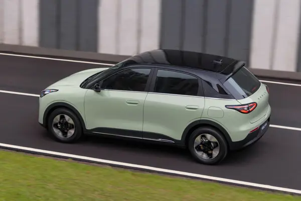 Geely EX2: driving
