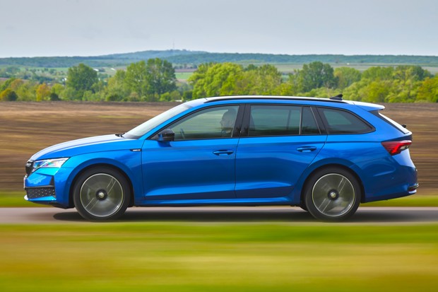 Skoda Octavia Estate dynamic side elevation