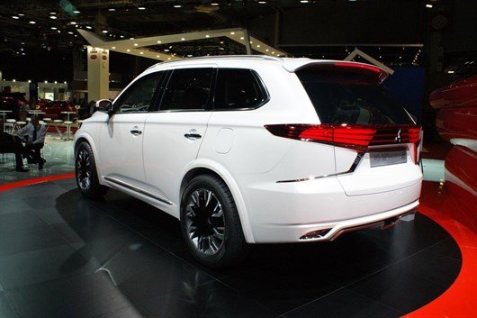 Mitsubishi Outlander PHEV Concept (1)