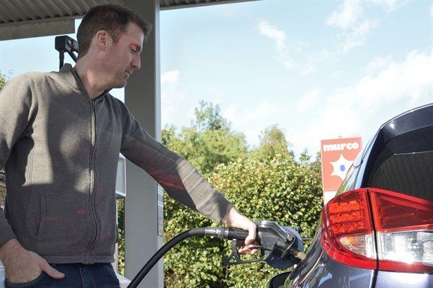 Honda Civic Tourer Filling Up