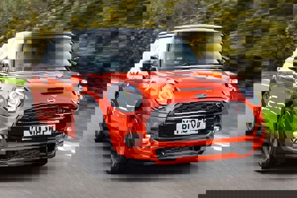 MINI Hatch (2013-2024) dynamic front three-quarter
