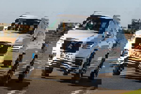 Volvo XC90 (2014-date) dynamic front three-quarter