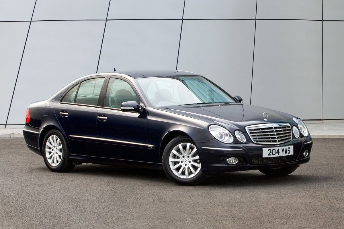 Opening the bonnet Mercedes-Benz E-Class 2002 - 2010