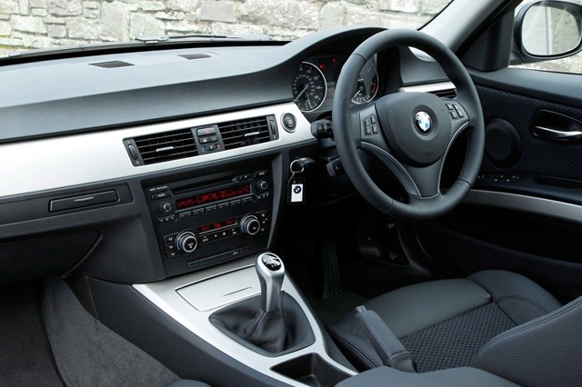 BMW 330i (E90) specs (2005-2007): performance, dimensions