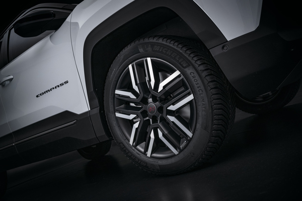 Jeep Compass: front wheel