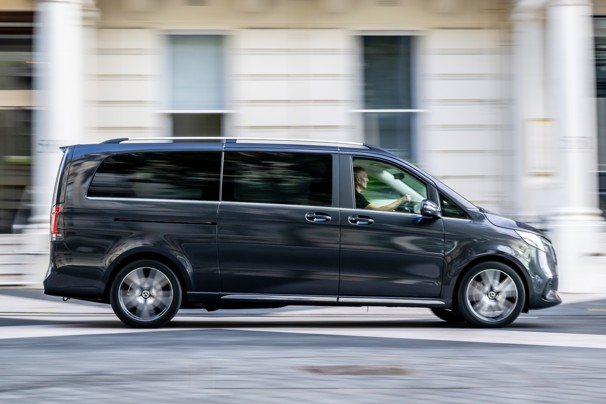 Mercedes V-Class Review: dynamic side elevation