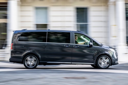 Mercedes V-Class Review: dynamic side elevation