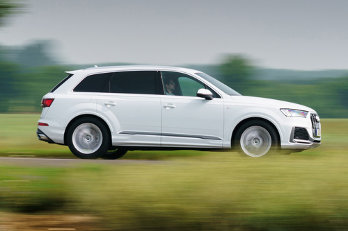 Audi Q7 Review: dynamic side elevation