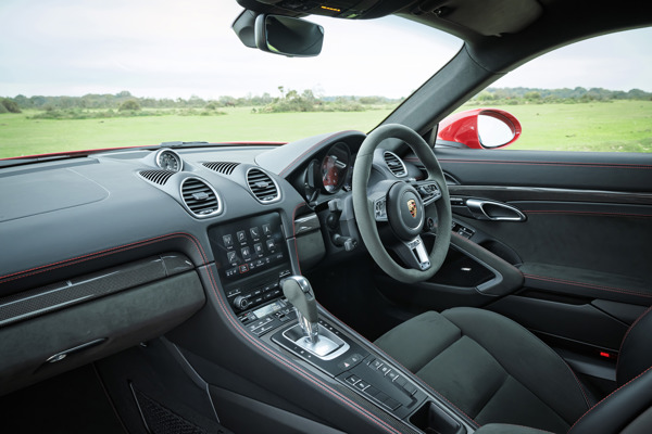 Porsche 718 Cayman: interior