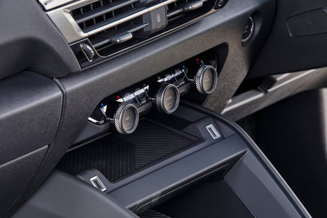 Citroen e-C4 review: interior, dashboard & infotainment 2024