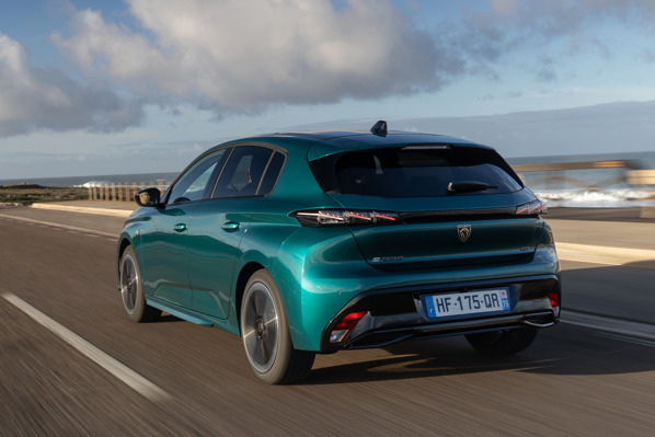 Peugeot E-308: driving