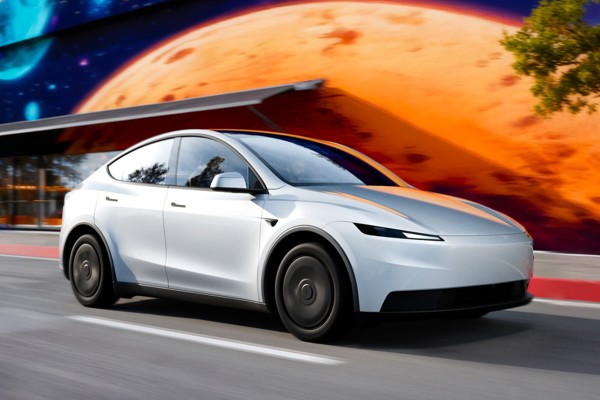 Tesla Model Y: dynamic front three-quarters
