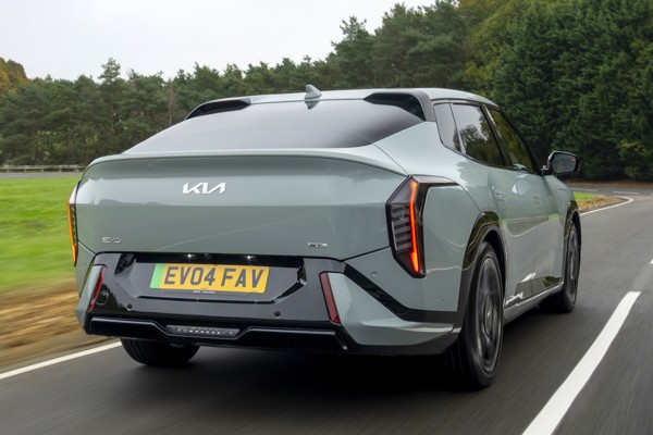 Kia EV4 Fastback: dynamic rear three-quarter