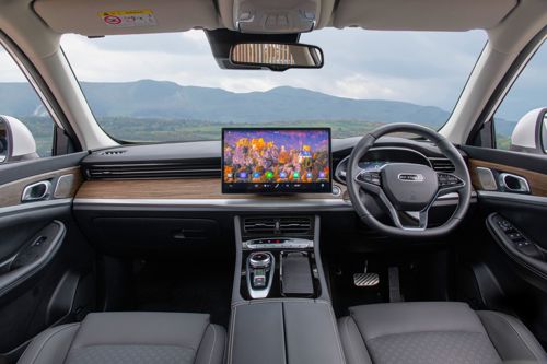 Skywell BE11 Review: dashboard with multimedia touchscreen