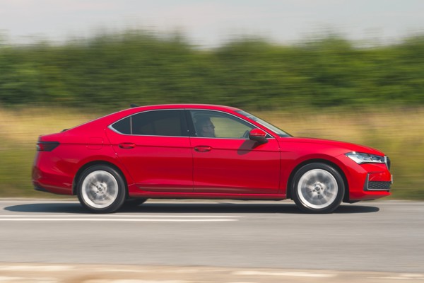 Skoda Superb Hatch dynamic side elevation