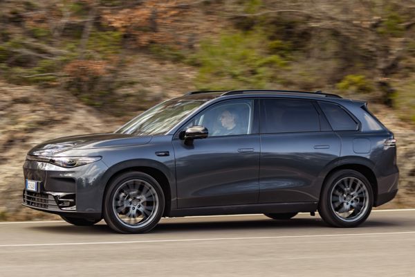 Leapmotor C10 Hybrid EV dynamic front three-quarter