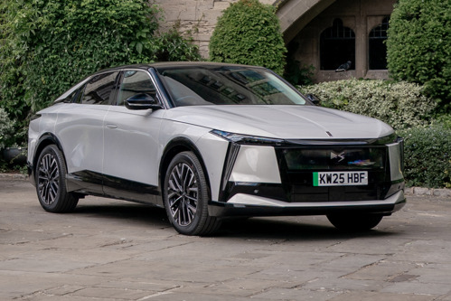 DS No8 E-Tense static front three-quarter