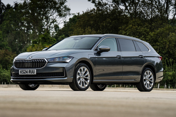 Skoda Superb Estate iV dynamic front three-quarter