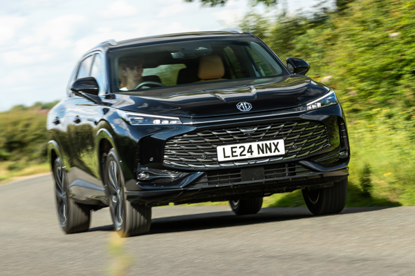 MG HS Plug-in Hybrid dynamic front three-quarter