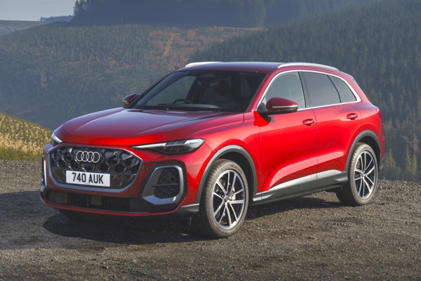 Audi Q5 static front three-quarter
