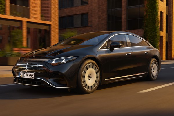 Mercedes EQS dynamic front three-quarter