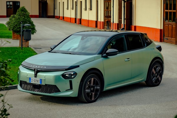 Lancia Ypsilon static front three-quarter