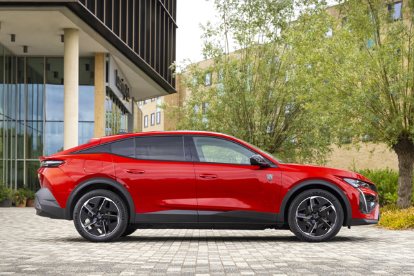 Peugeot E-408: side view