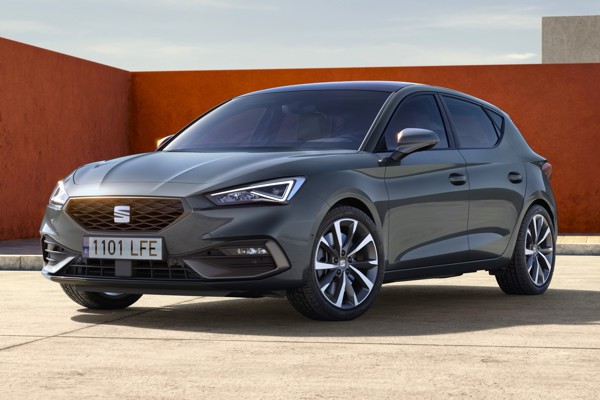 SEAT Leon e-Hybrid dynamic front three-quarter