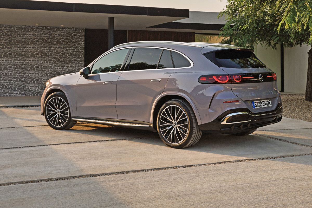 Side profile of the 2026 GLC 400 4MATIC Electric