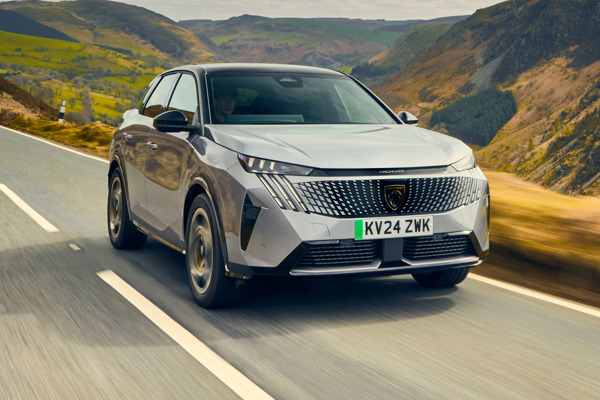 Peugeot E-3008 dynamic front three-quarter