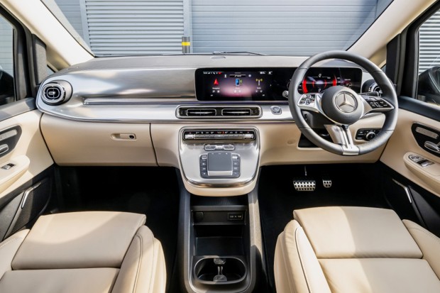 Mercedes V-Class Review: full-width dashboard viewed from the centre