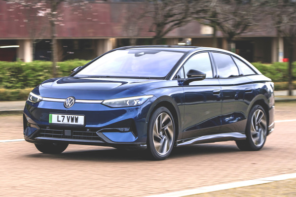 Volkswagen ID.7 dynamic front three-quarter