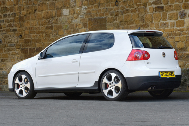 A white 2005 Volkswagen Golf GTI Mk5 parked on a road