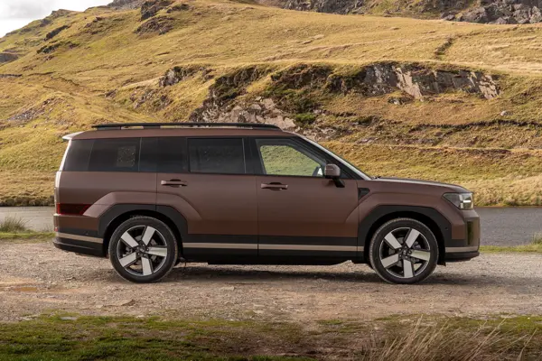 Hyundai Santa Fe: side view